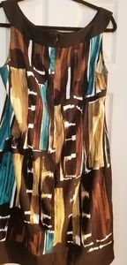 Woman scoop neck multicolored dress.